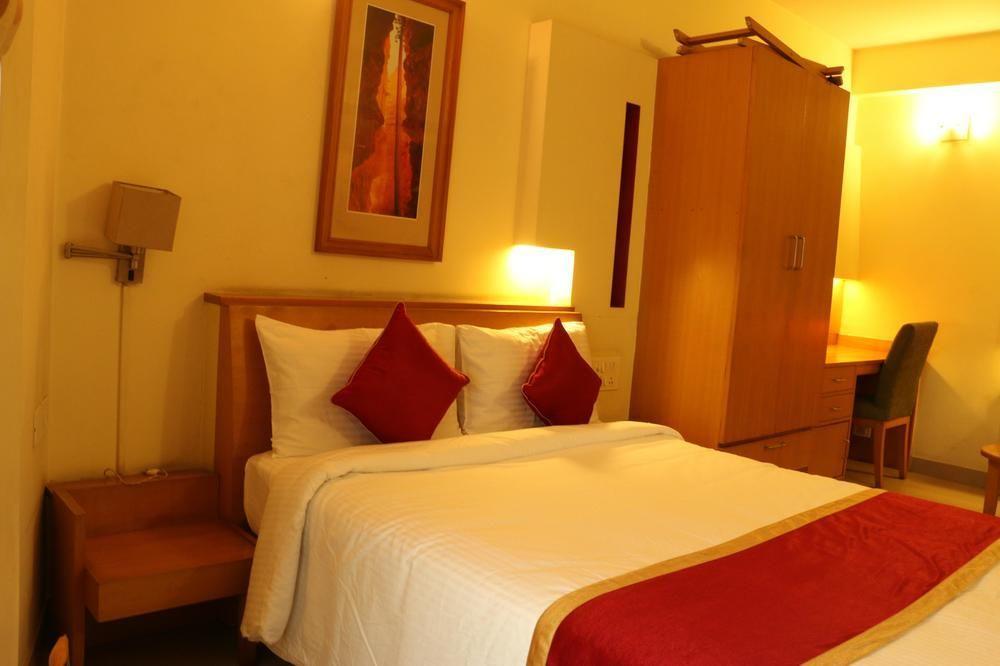 Capital O 333 Hotel Crystal Homes Bangalore Bagian luar foto