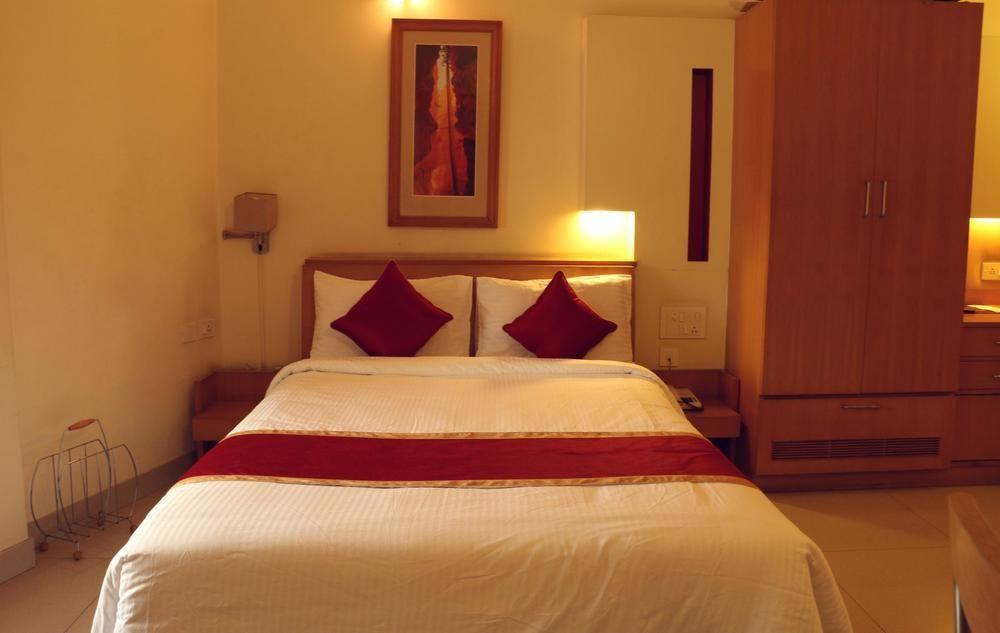 Capital O 333 Hotel Crystal Homes Bangalore Bagian luar foto